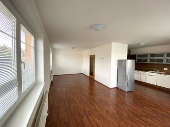 obývací pokoj s kuchyňským koutem - Prodej bytu 3+kk v osobním vlastnictví 91 m², Plzeň