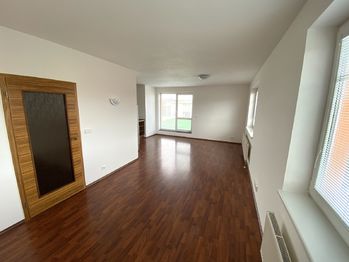 obývací pokoj s kuchyňským koutem - Prodej bytu 3+kk v osobním vlastnictví 91 m², Plzeň
