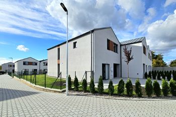 Pohled na domy a zahrady - Prodej domu 137 m², Milovice