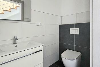 WC v přízemí - Prodej domu 137 m², Milovice