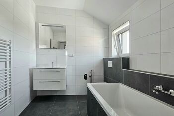 koupelna s vanou a WC v patře - Prodej domu 137 m², Milovice