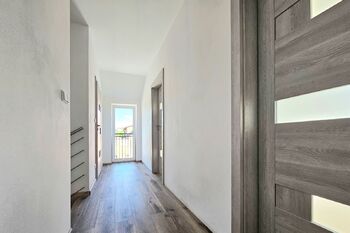 chodba v patře - Prodej domu 137 m², Milovice