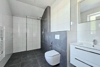 koupelna se sprchovým koutem a WC v ložnici - Prodej domu 137 m², Milovice