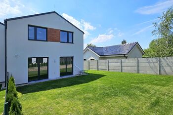 pohled na dům - Prodej domu 137 m², Milovice