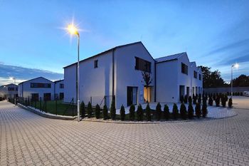 Pohled na domy se zahradami - Prodej domu 138 m², Milovice