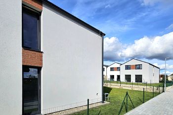 Pohled na domy se zahradami - Prodej domu 138 m², Milovice
