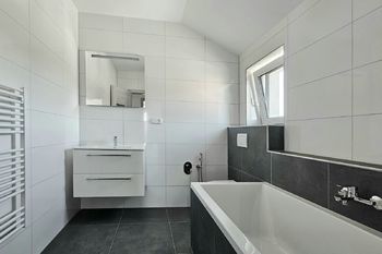 koupelna - Prodej domu 137 m², Milovice