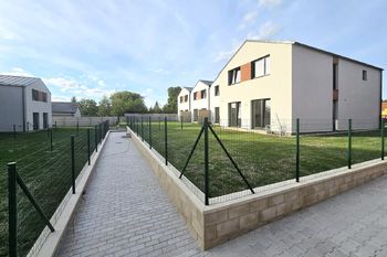 Pohled na řadové domy - Prodej domu 138 m², Milovice