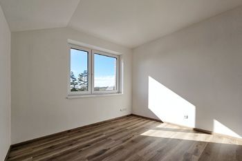 Pokoj v patře - Prodej domu 138 m², Milovice