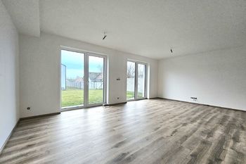 Obývací pokoj s kuchyní - Prodej domu 138 m², Milovice