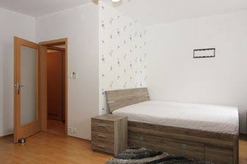 obývací pokoj - část ložnice - Pronájem bytu 1+kk v osobním vlastnictví 35 m², Praha 10 - Hostivař