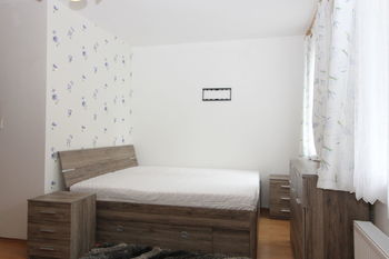 obývací pokoj - část ložnice - Pronájem bytu 1+kk v osobním vlastnictví 35 m², Praha 10 - Hostivař