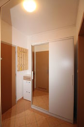 chodba - šatní skříň se zrcadlem - Pronájem bytu 1+kk v osobním vlastnictví 35 m², Praha 10 - Hostivař