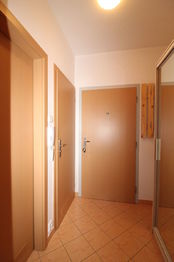 chodba - pohled z obývacího pokoje - Pronájem bytu 1+kk v osobním vlastnictví 35 m², Praha 10 - Hostivař