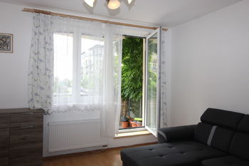 obývací pokoj - pohled k balkónu - Pronájem bytu 1+kk v osobním vlastnictví 35 m², Praha 10 - Hostivař