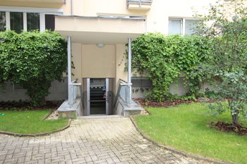 vstup do zahradního vnitrobloku - Pronájem bytu 1+kk v osobním vlastnictví 35 m², Praha 10 - Hostivař