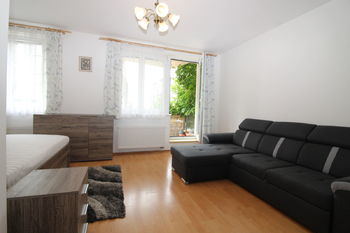 obývací pokoj - pohled k balkónu - Pronájem bytu 1+kk v osobním vlastnictví 35 m², Praha 10 - Hostivař 