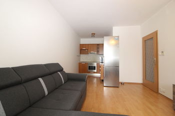 obývací pokoj - pohled na kuchyňský kout - Pronájem bytu 1+kk v osobním vlastnictví 35 m², Praha 10 - Hostivař