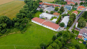 foto celkového souboru nemovitostí z dronu 2 - Prodej výrobních prostor 2034 m², Lesná 