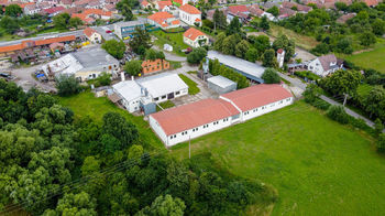 foto celkového souboru nemovitostí z dronu - Prodej výrobních prostor 2034 m², Lesná