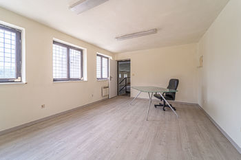 kancelář před vstupem do haly č.3 - Prodej výrobních prostor 2034 m², Lesná