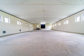 skladovací hala č.3 se vstupem do kanceláře a nakládací rampa - Prodej výrobních prostor 2034 m², Lesná