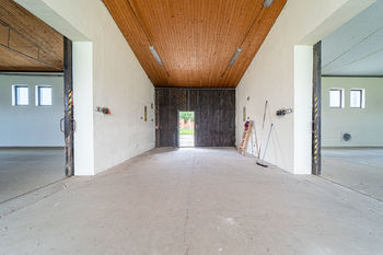 vstup do spojovacího prostoru mezi skladovacími halami č.3 a č.4 - Prodej výrobních prostor 2034 m², Lesná