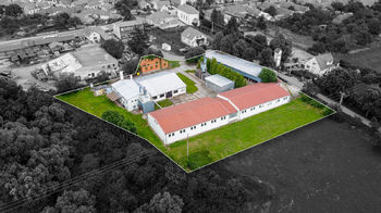 vyznačený soubor hal a pozemků v terénu - Prodej skladovacích prostor 2120 m², Lesná