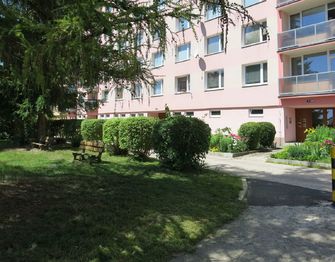 Prostor před domem - Prodej bytu 3+1 v osobním vlastnictví 62 m², Liberec