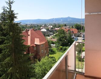 Výhled na Ještěd z lodžie bytu - Prodej bytu 3+1 v osobním vlastnictví 62 m², Liberec