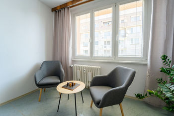 Obývací pokoj - Prodej bytu 3+1 v osobním vlastnictví 77 m², Hradec Králové