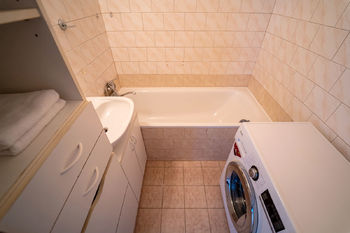 Koupelna s vanou a místem na pračku - Prodej bytu 3+1 v osobním vlastnictví 77 m², Hradec Králové