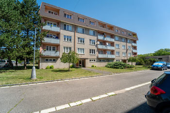 Pohled na dům z druhé strany - Prodej bytu 3+1 v osobním vlastnictví 77 m², Hradec Králové