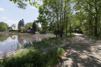 pohled na obec z hráze rybníka - Prodej pozemku 3346 m², Jílovice