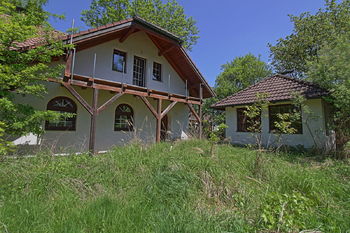 pohled na budovu a altán - Prodej pozemku 3346 m², Jílovice 