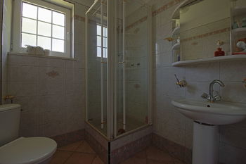 koupelna v přízemí - Prodej pozemku 3346 m², Jílovice