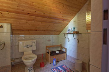 koupelna s toaletou v patře - Prodej pozemku 3346 m², Jílovice