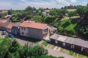 Pohled na dům a garáž - Prodej domu 140 m², Český Brod