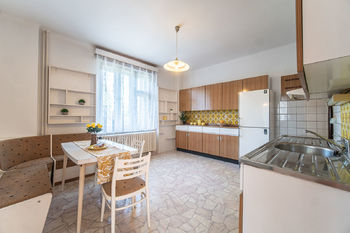 Prostorná kuchyň  s jídelnou - Prodej domu 140 m², Český Brod