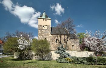 Kostel sv. Bartoloměje v Kyjích, 1 km od domu - Prodej bytu 2+kk v osobním vlastnictví 46 m², Praha 9 - Kyje