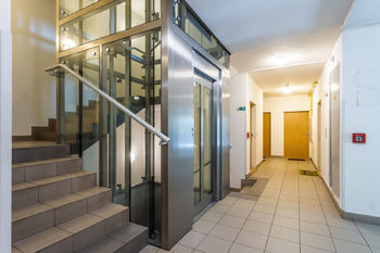 Společné prostory domu - Prodej bytu 2+kk v osobním vlastnictví 46 m², Praha 9 - Kyje
