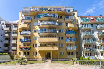 Čelní pohled na dům - Prodej bytu 2+kk v osobním vlastnictví 46 m², Praha 9 - Kyje 