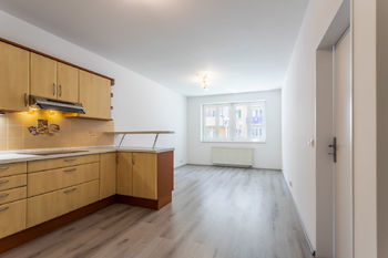Obývací pokoj s kuchyňským koutem, 24 m2 - Prodej bytu 2+kk v osobním vlastnictví 46 m², Praha 9 - Kyje