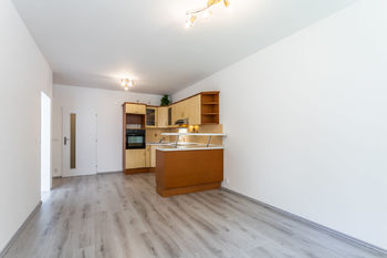 Obývací pokoj s kuchyňským koutem, 24 m2 - Prodej bytu 2+kk v osobním vlastnictví 46 m², Praha 9 - Kyje