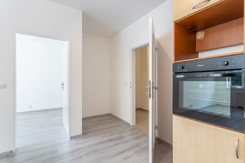 Průhled z kuchyně - Prodej bytu 2+kk v osobním vlastnictví 46 m², Praha 9 - Kyje