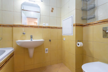Koupelna, 4 m2 - Prodej bytu 2+kk v osobním vlastnictví 46 m², Praha 9 - Kyje