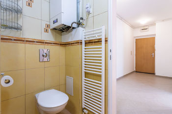 Průhled z koupelny - Prodej bytu 2+kk v osobním vlastnictví 46 m², Praha 9 - Kyje