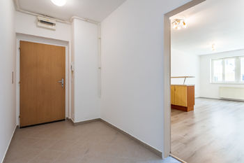 Průhled z předsíně - Prodej bytu 2+kk v osobním vlastnictví 46 m², Praha 9 - Kyje