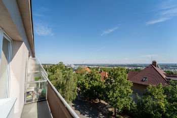 Výhled z balkónu - Prodej bytu 3+1 v osobním vlastnictví 72 m², Praha 9 - Prosek