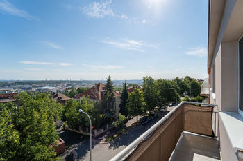 Výhled z balkónu - Prodej bytu 3+1 v osobním vlastnictví 72 m², Praha 9 - Prosek